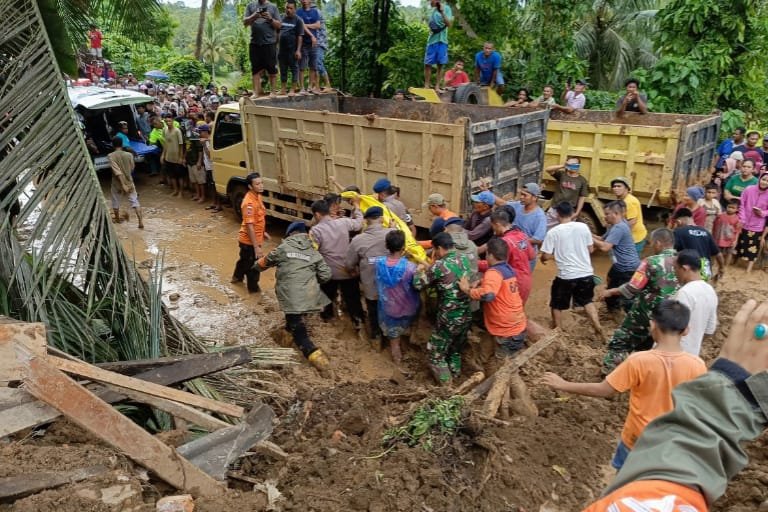 Proses evakuasi korban meninggal dunia yang tertimbun longsor di Kabupaten Padang Pariaman, Sumatra Barat, Jumat 8 Maret 2024. (Foto: BPBD Kabupaten Padang Pariaman)