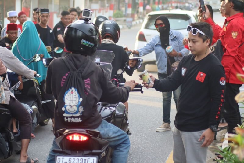 PT IPIP bersama Aliansi Masyarakat Mekongga berbagi takjil ke pengguna jalan, Minggu 17 Maret 2024. (Foto: Istimewa)