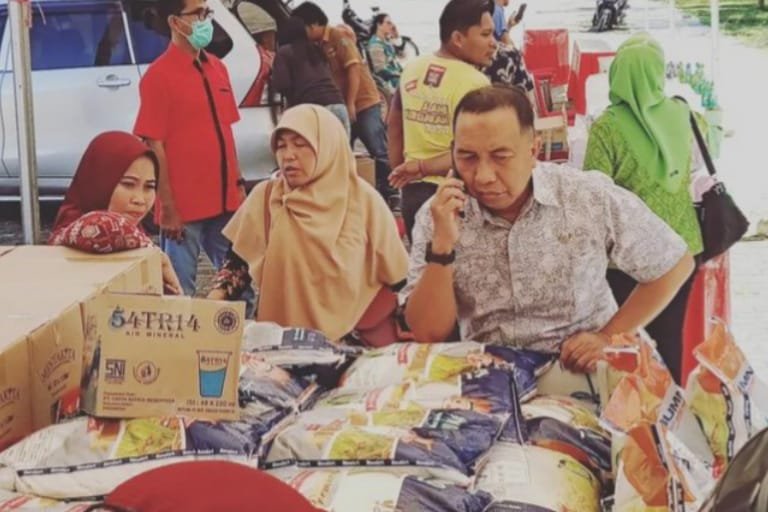 Disperindag Kolaka gelar pasar murah dengan dua paket sembako. (Foto: Instagram-Disperindag Kolaka)