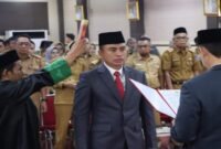 Pj Bupati Andi Makkawaru lantik Muhammad Fadlansyah sebagai PJ Sekda beberapa waktu lalu di Aula Sasanapraja Kolaka. (Foto: Humas Diskominfo)