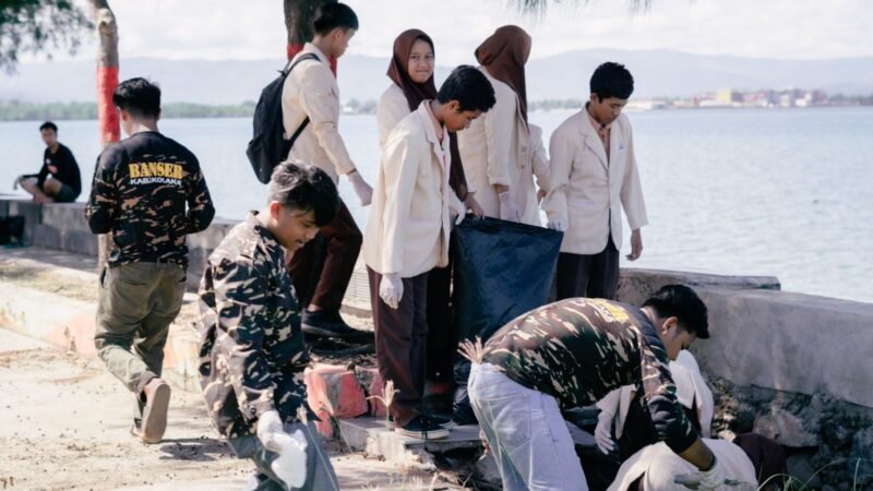 Pimpinan Cabang Gerakan Pemuda Ansor Kolaka Gelar Clean Up di sepanjang pantai mandra kolaka. (27/4/2024)