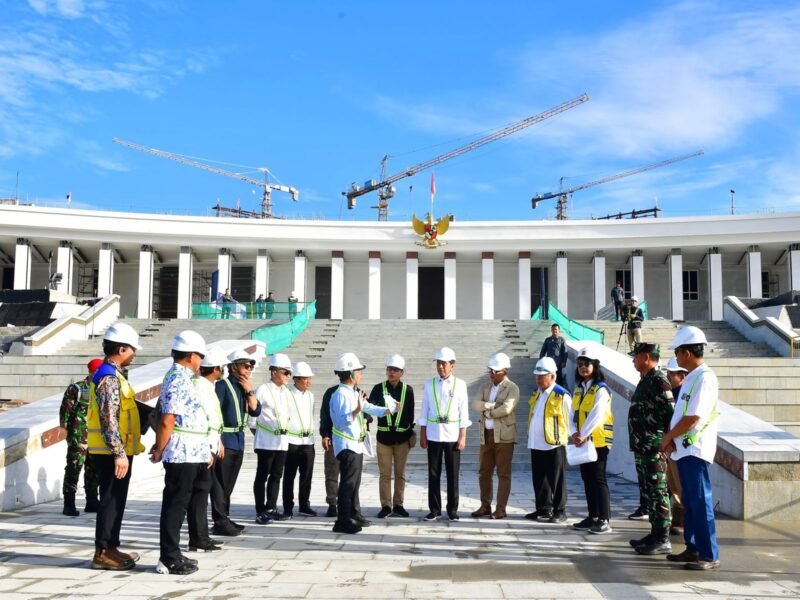 Presiden Joko Widodo meninjau kesiapan lapangan upacara di Kawasan Ibu Kota Nusantara (IKN), Kabupaten Penajam Paser Utara, Provinsi Kalimantan Timur. (Foto: Istimewa)