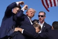 Kandidat presiden dari Partai Republik Donald Trump terlihat berdarah di telinga saat dikeluarkan dari panggung kampanye di Buttler, Pennsylvani. (Foto: Tangkapan Layar)