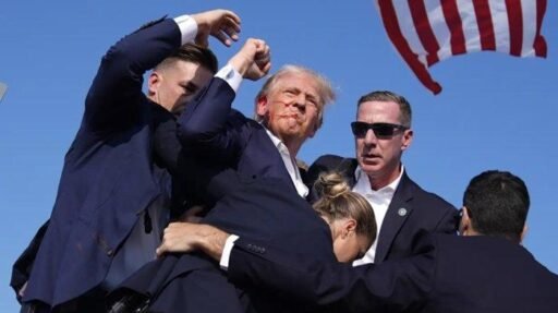 Kandidat presiden dari Partai Republik Donald Trump terlihat berdarah di telinga saat dikeluarkan dari panggung kampanye di Buttler, Pennsylvani. (Foto: Tangkapan Layar)