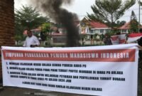 HIPPMI Sultra demonstrasi di depan Kejaksaan Negeri Kolaka. (Foto: Istimewa)