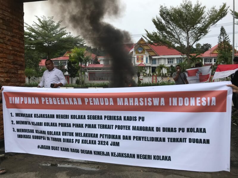 HIPPMI Sultra demonstrasi di depan Kejaksaan Negeri Kolaka. (Foto: Istimewa)