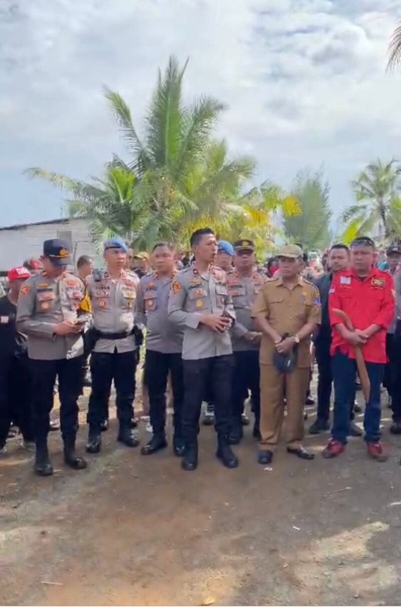 Wakapolres Kolaka Kompol Jupen Simanjuntak melakukan musyawarah bersama tokoh masyarakat. (Foto: Istimewa)