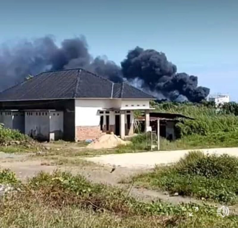 Asap hitam tebal terlihat menyelimuti langit Pomalaa. (Foto: Tanggapan Layar)