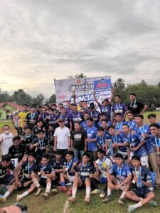 Foto bersama Wakil Ketua ASKAB Kolaka Amri Jamaluddin dan TIM Sepak Bola setalah penyerahan piala.