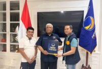 Tengah Ketua DPW Nasdem Sultra, Ali Mazi. Serta Bakal Calon  Bupati dan Wakil Bupati Kolaka, Amri Jamaluddin dan Husmaluddin (Foto: Istimewa)