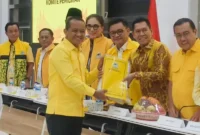 
Bahlil Lahadalia saat mendaftar sebagai bakal calon ketua umum (bacaketum) Partai Golkar di kantor DPP Partai Golkar, Jakarta, Senin, 19 Agustus 2024. (Foto: Istimewa)