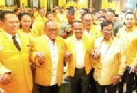 Bahlil Lahadalia (dua dari kanan) bersama para elite Partai Golkar setelah ditetapkan sebagai ketua umum Partai Golkar periode 2024-2029. (Foto: Istimewa)