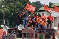 Reza Rahadian menyebut jika negara ini bukan milik keluarga tertentu saat demo di gedung DPR RI. (Foto: Istimewa)