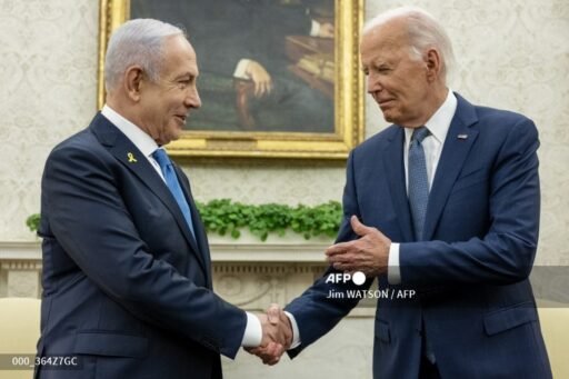 Presiden AS Joe Biden (kanan) berjabat tangan dengan Perdana Menteri Israel Benjamin Netanyahu selama pertemuan di Kantor Oval Gedung Putih di Washington, DC, pada 25 Juli 2024. (Foto: Tangkapan Layar)