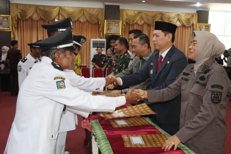 Pj. Bupati Kolaka DR. H. Andi Makkawaru, S.T., M.S, mengukuhkan ulang dan menyerahkan Surat Keputusan (SK) Bupati Kolaka. (Foto: Istimewa)