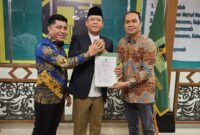 Ketua Umum PPP, Muhammad Mardiono, dan Pasangan bakal calon Bupati dan Wakil Bupati Kolaka, Amri Jamaluddin-Husmaluddin. (Foto: Istimewa)