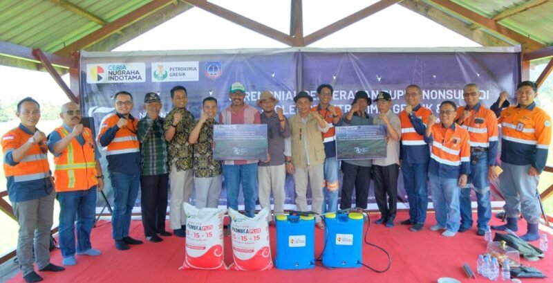 PT Ceria Nugraha Indotama (Ceria) bersama PT Petrokimia Gresik menyerahkan pupuk NPK Phonska Plus non-subsidi kepada Kelompok Tani (Poktan) Genjer dan Poktan Anaiwoi, di Kecamatan Wolo, Kabupaten Kolaka. (Foto: Tangkapan Layar)