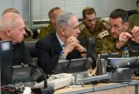 (Ilustrasi) Dari kiri: Menteri Pertahanan Yoav Gallant, Perdana Menteri Benjamin Netanyahu dan Kepala Staf IDF Herzi Halevi mengikuti serangan Israel di Yaman dari ruang operasi IAF di Markas Besar Kirya di Tel Aviv, 20 Juli 2024. (Foto: Istimewa)