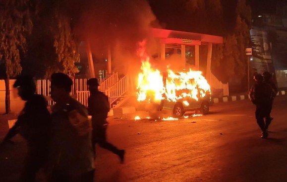 Unjuk rasa kawal putusan MK di Makassar bentrok dengan polisi. (Foto: Istimewa)