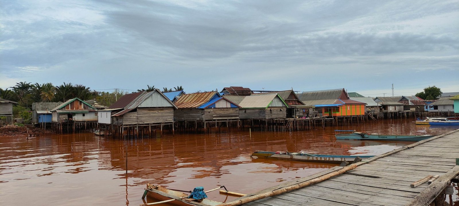 Air laut keruh kecoklatan dampak aktivitas tambang di Desa Baliara, Pulau Kabaena. (Foto: Istimewa Satya Bumi)