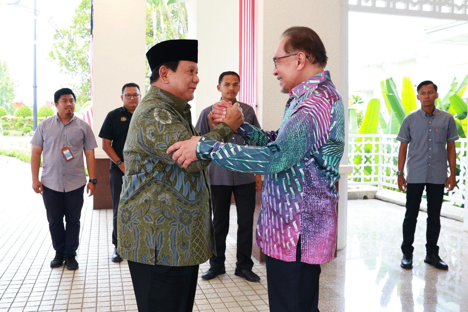 Menteri Pertahanan Republik Indonesia sekaligus Presiden terpilih 2024-2029, Prabowo Subianto, bertemu Perdana Menteri Malaysia, Dato Seri Anwar Ibrahim, di Malaysia, Sabtu (7/9/2024)