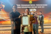 Direktur Jenderal Mineral dan Batubara, Kementerian ESDM, Tri Winarno (kanan) dan Direktur Operasional PT Ceria Nugraha Indotama, Yusram Rantesalu (kiri) pada acara Good Mining Practice (GMP) Award 2024 di Hotel Bidakara, Jakarta, 25 September 2024. (Foto: Istimewa)