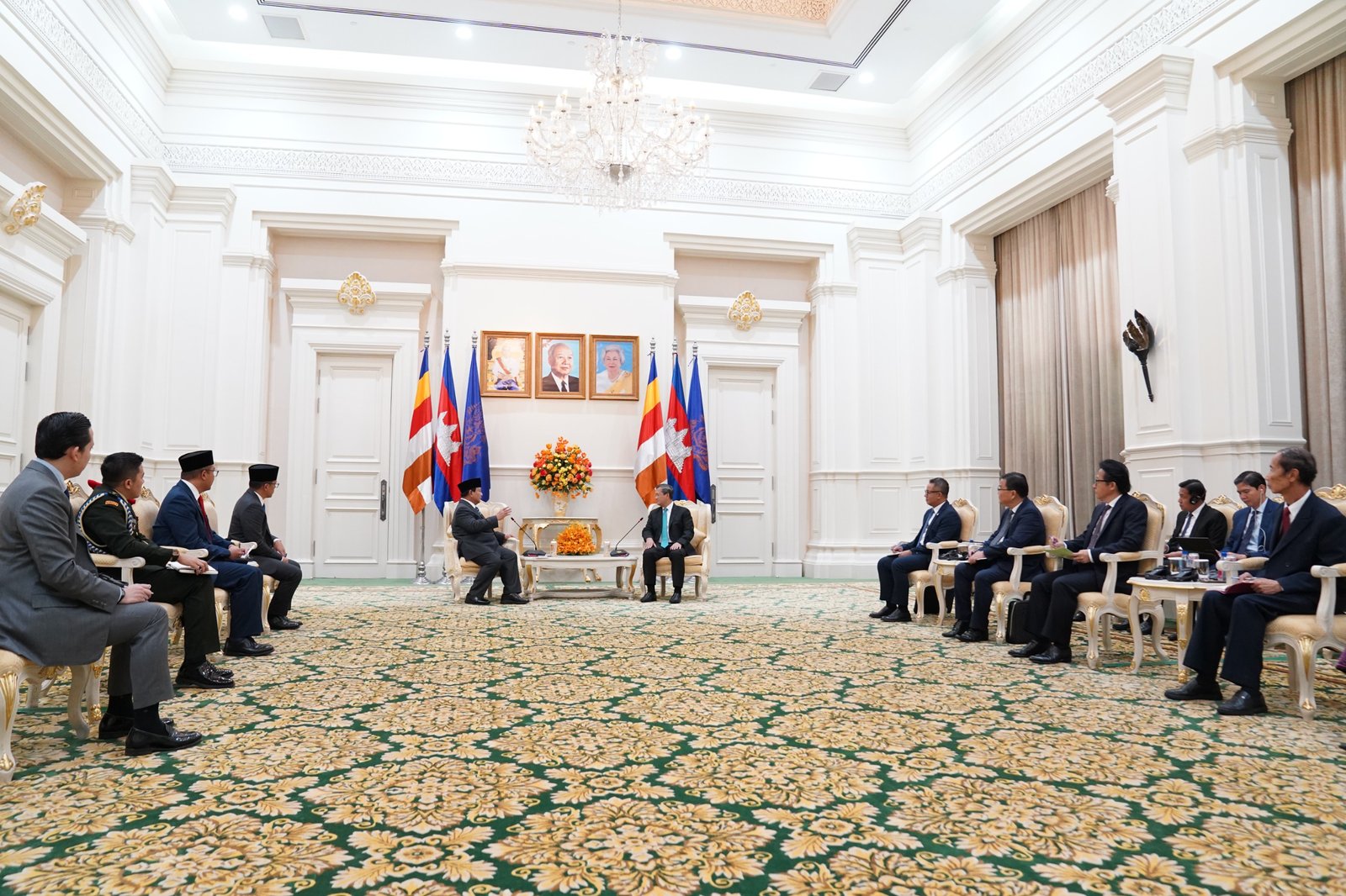 Prabowo dan rombongan delegasi Indonesia dalam pertemuan dengan PM Kamboja di Phnom Penh.