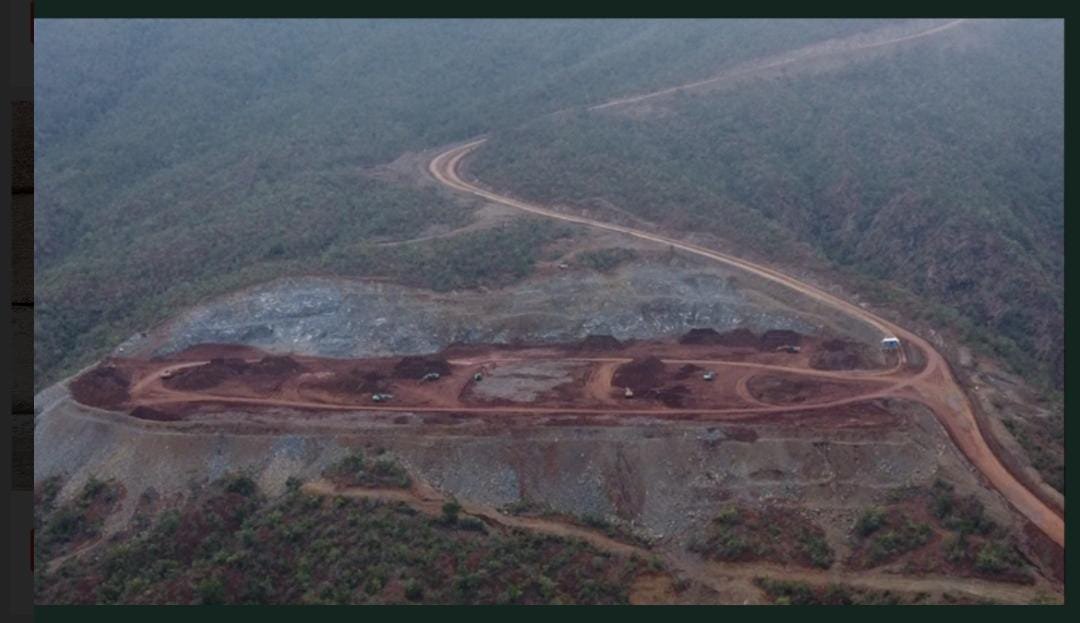 PT Tonia Mitra Sejahtera (TMS) membabat hutan di Pulau Kabaena. (Foto: Satya Bumi)