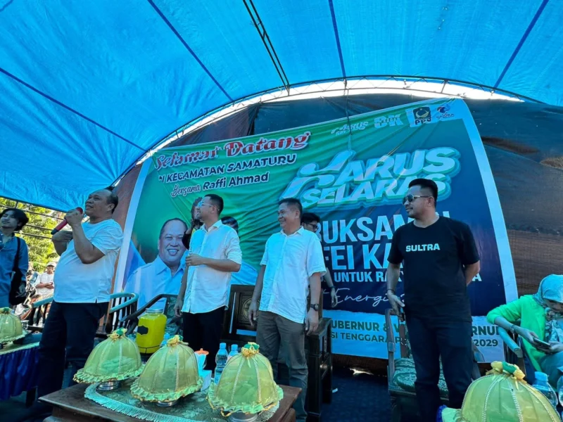 Raffi Ahmad bersama Ruksamin saat menyapa warga Kelurahan Tosiba, Kecamatan Samaturu. (Foto: Istimewa)