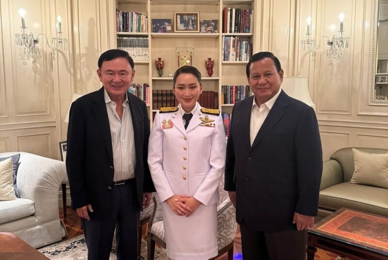 Prabowo Subianto berfoto bersama mantan PM Thailand Thaksin Shinawatra (kiri) dan puterinya, Paetongtarn Shinawatra yang kini menjadi Perdana Menteri Thailand ke 31 dalam lawatannya ke sejumlah negara ASEAN. (Foto: Istimewa)