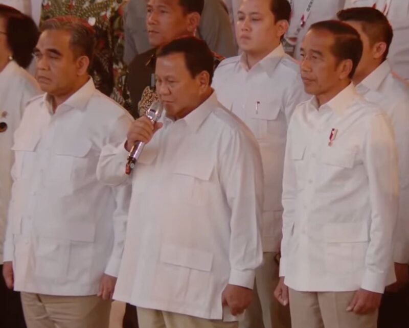 Prabowo Subianto mengajak seluruh hadirin Rapimnas Partai Gerindra untuk mengheningkan cipta di Indonesia Arena, GBK, Senayan, Sabtu malam, 31 Agustus 2024. (Foto: Tangkapan Layar)