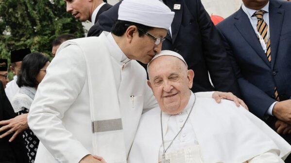 Momen Haru Imam Besar Istiqlal Cium Kening Paus Fransiskus. (Foto: Istimewa)