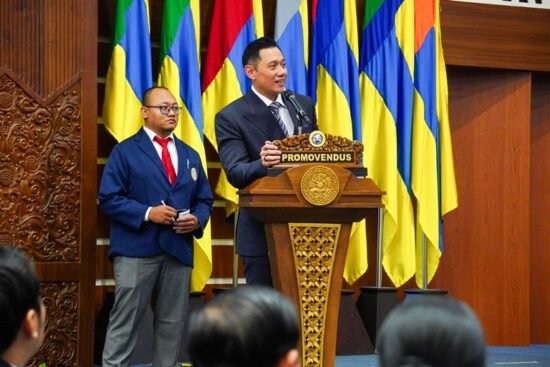 Agus Harimurti Yudhoyono (AHY) menyampaikan materi disertasinya yang berjudul Transformational Leadership and Human Resources Orchestration towards Indonesia Emas 2045. (Foto: Istimewa)