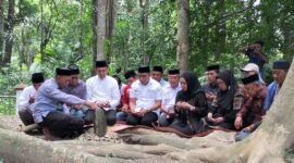 Pasangan Calon (Paslon) Bupati dan Wakil Bupati Kolaka, H. Amri dan H. Husmaluddin, melaksanakan ziarah ke makam Sangia Nibandera di Desa Tikonu, Kecamatan Wundulako. (Foto: Istimewa)