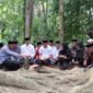 Pasangan Calon (Paslon) Bupati dan Wakil Bupati Kolaka, H. Amri dan H. Husmaluddin, melaksanakan ziarah ke makam Sangia Nibandera di Desa Tikonu, Kecamatan Wundulako. (Foto: Istimewa)