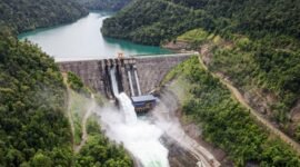 
Foto lokasi PLTA Balambano di Desa Wasuponda, Kabupaten Luwu Timur, Sulawesi Selatan, Sabtu (29/7/2023). PLTA Balambano yang dibangun oleh PT VALE Indonesia Tbk memamfaatkan aliran sungat dari tiga danau yakni Matano, Mahalona, dan Towuti mampu menghasilkan daya listrik sebesar 110 megawatt dan 10 megawatt disalurkan di masyarakat sekitar. (Foto: Tangkapan layar)