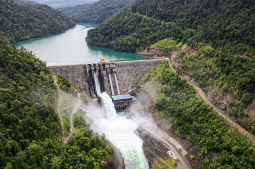 
Foto lokasi PLTA Balambano di Desa Wasuponda, Kabupaten Luwu Timur, Sulawesi Selatan, Sabtu (29/7/2023). PLTA Balambano yang dibangun oleh PT VALE Indonesia Tbk memamfaatkan aliran sungat dari tiga danau yakni Matano, Mahalona, dan Towuti mampu menghasilkan daya listrik sebesar 110 megawatt dan 10 megawatt disalurkan di masyarakat sekitar. (Foto: Tangkapan layar)