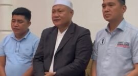 Pimpinan Jemaah Tarekat Khalwatiyah, Puang Andi Wahyuddin Malik, didampingi Pasangan Calon Bupati dan Wakil Bupati Kolaka, H. Amri Jamaluddin dan H. Husmaluddin. (Foto: Istimewa)