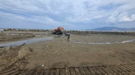 Warga Kelurahan Tonganapo gotong royong bangun tanggul penahan banjir di Kecamatan Samaturu, Kabupaten Kolaka, Provinsi Sulawesi Tenggara. (Foto: Istimewa)