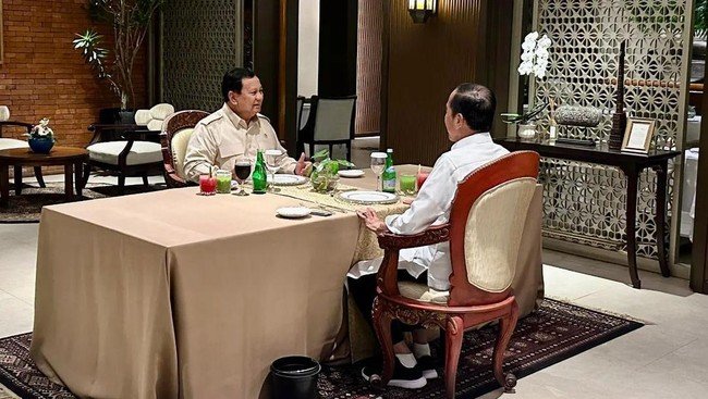 Presiden Joko Widodo (Jokowi) mengunggah foto makan malam bersama dengan Presiden Terpilih, Prabowo Subianto, di akun Instagramnya pada Selasa (8/10) malam.