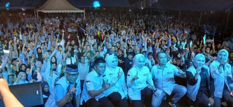 Ribuan warga terlihat memadati lapangan Gunung Sari, Kecamatan Watubangga, untuk menghadiri kampanye terbatas pasangan Beramal (Bersama H. Amri - H. Husmaluddin), calon Bupati dan Wakil Bupati Kolaka. (Foto: Istimewa)