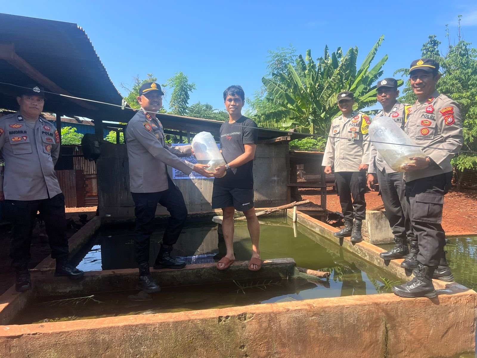 Kapolsek Pomalaa, Iptu Maharani, S.H., menyerahkan bantuan bibit ikan nila