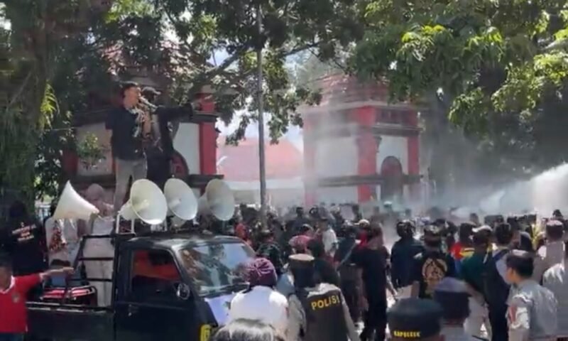 Demonstrasi di Kantor Bawaslu Kolaka Ricuh, Polisi Alami Luka Kena Lemparan Batu. (Foto: Istimewa)