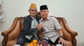 Andi Sumangerukka dan Lukman Abunawas melakukan pertemuan usai pemungutan suara pada Pemilihan Kepala Pilkada Sultra 2024. Minggu (1/12/2024), terlihat ASR dan Lukman bertemu, bahkan berpelukan. (Foto: Istimewa)