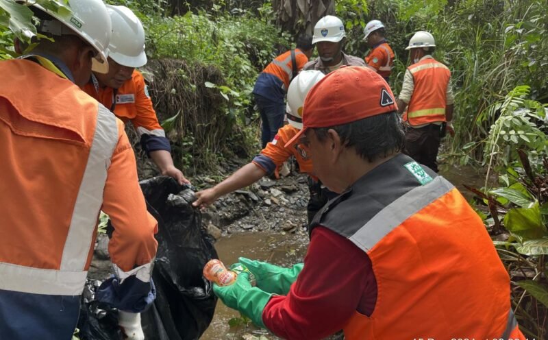 PT Ceria Nugraha Indotama (Ceria) menggelar aksi bersih sungai di Desa Samaenre, Kecamatan Wolo, Kabupaten Kolaka, Sulawesi Tenggara, pada Minggu (15/12/2024). (Foto: Istimewa)