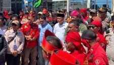 Ribuan warga bersama organisasi masyarakat (Ormas) di Kabupaten Kolaka, Sulawesi Tenggara, menggelar aksi demonstrasi di PT IPIP, berlokasi di Desa Oko-oko, Kecamatan Pomalaa, pada Senin 16/12/2024. (Foto: Istimewa) 