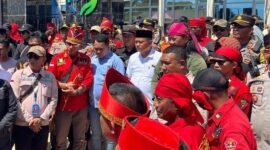 Ribuan warga bersama organisasi masyarakat (Ormas) di Kabupaten Kolaka, Sulawesi Tenggara, menggelar aksi demonstrasi di PT IPIP, berlokasi di Desa Oko-oko, Kecamatan Pomalaa, pada Senin 16/12/2024. (Foto: Istimewa) 