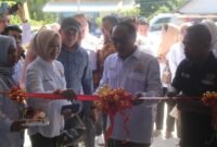 Prosesi peresmian dipimpin oleh Ketua KADIN Sulawesi Tenggara, yang diwakili oleh Rizal Pangerang, dan turut didampingi oleh Direktur Eksekutif KADIN Sulawesi Tenggara, Budi Amin, serta Wakil Ketua Umum (WKU) Bidang Hukum dan HAM KADIN Sultra, Supriadi, Ph.D. dan Ketua KADIN Kabupaten Kolaka, Vebrianti Safruddin. (Foto: Istimewa)
